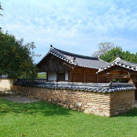 Bukchondaek Bed & Breakfast Andong Bagian luar foto
